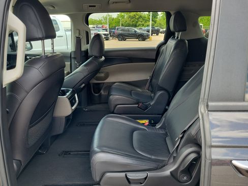 Used 2025 Kia Carnival FWD image 12
