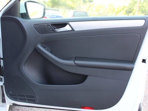 Used 2017 Volkswagen Jetta SE image 18