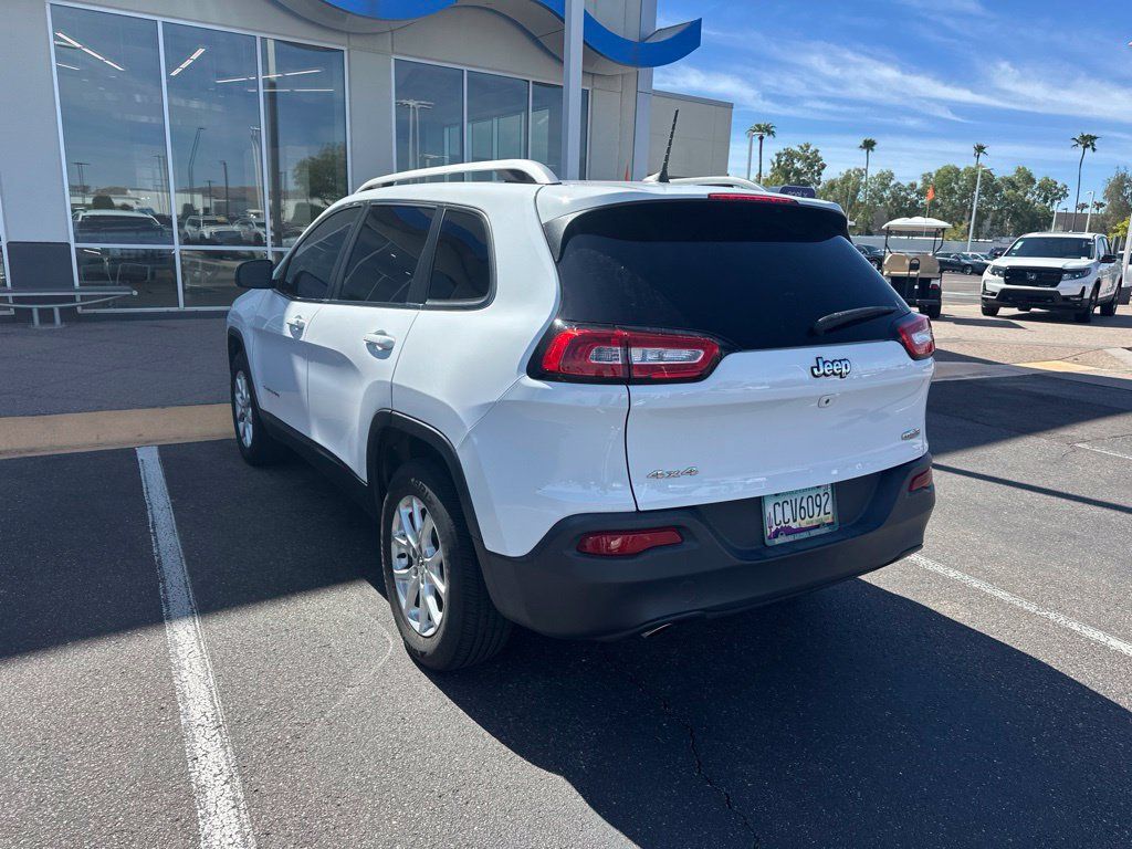 Used 2017 Jeep Cherokee Latitude w/ Cold Weather Group AWD/4WD image 4