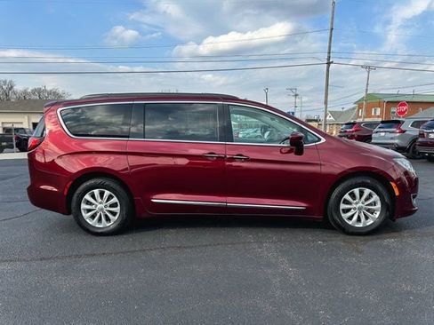 Used 2017 Chrysler Pacifica Touring-L FWD image 9