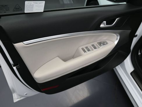 Used 2025 Genesis G70 2.5T image 12