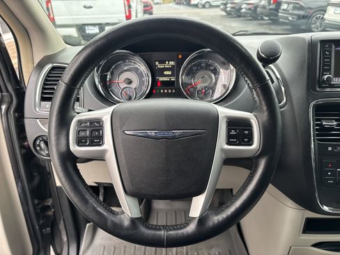 Used 2015 Chrysler Town & Country Touring w/ Driver Convenience Group image 3