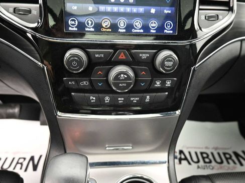 Used 2019 Jeep Grand Cherokee Limited w/ Luxury Group II image 9