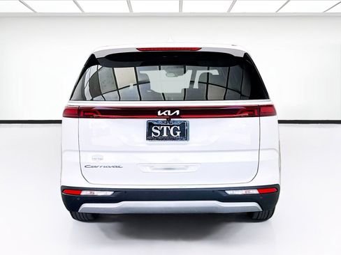 Used 2022 Kia Carnival LX FWD image 5
