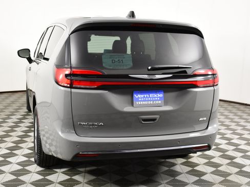 Used 2025 Chrysler Pacifica Select AWD/4WD image 7