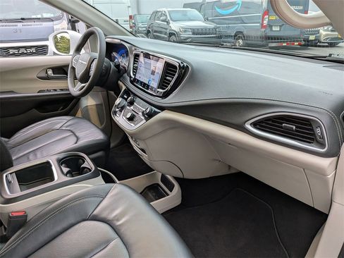 Certified 2022 Chrysler Pacifica Touring-L image 25