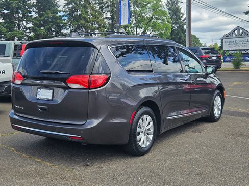 Used 2017 Chrysler Pacifica Touring-L FWD image 5