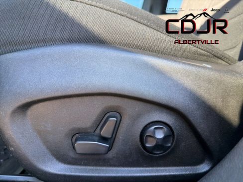 Used 2018 Jeep Renegade Latitude w/ Popular Equipment Group image 28