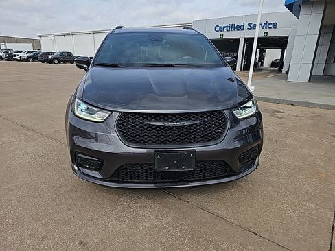 Used 2021 Chrysler Pacifica Limited w/ Uconnect Theater Family Group image 12