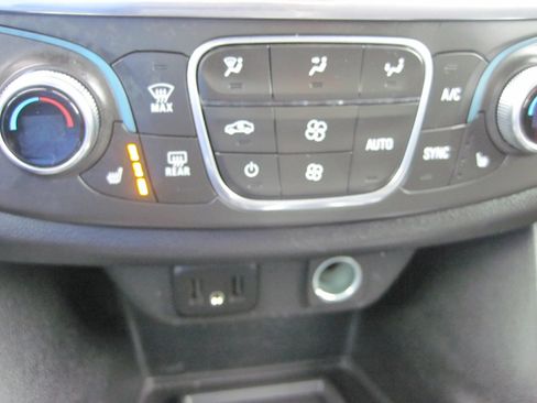 Used 2022 Chevrolet Traverse LT image 17