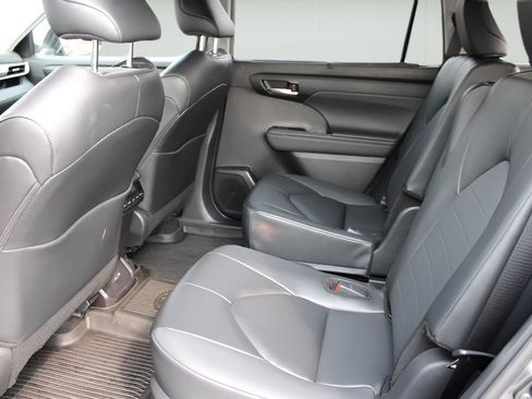 Certified 2025 Toyota Highlander XLE AWD/4WD image 21