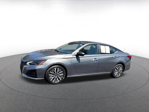 Used 2025 Nissan Altima 2.5 SV FWD image 6