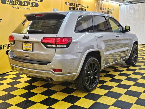 Used 2018 Jeep Grand Cherokee Altitude image 3