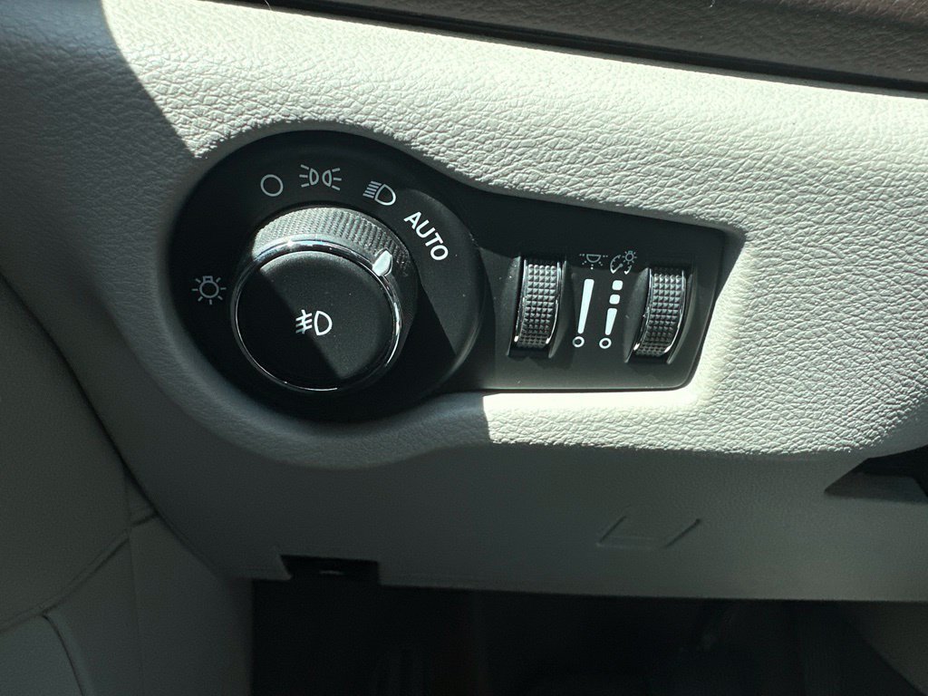 Used 2017 Chrysler Pacifica Touring-L FWD image 35