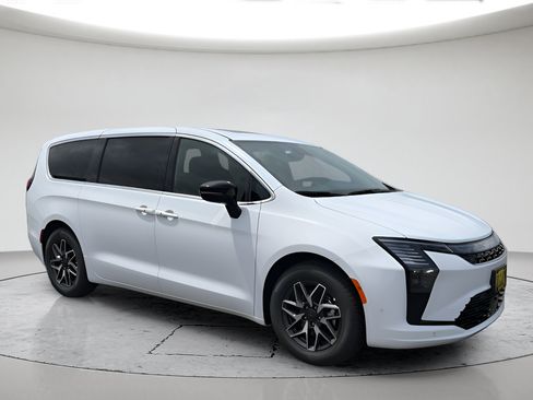 New 2027 Chrysler Pacifica Limited FWD image 1
