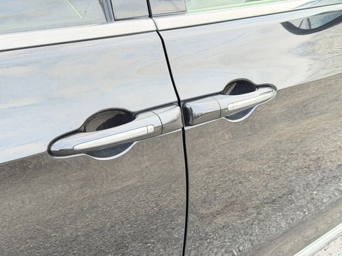 Used 2018 Chrysler Pacifica Touring-L image 81