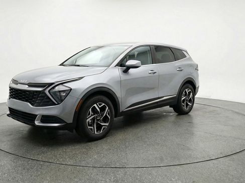 Used 2025 Kia Sportage LX image 3