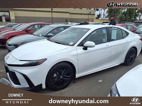Used 2025 Toyota Camry SE image 1