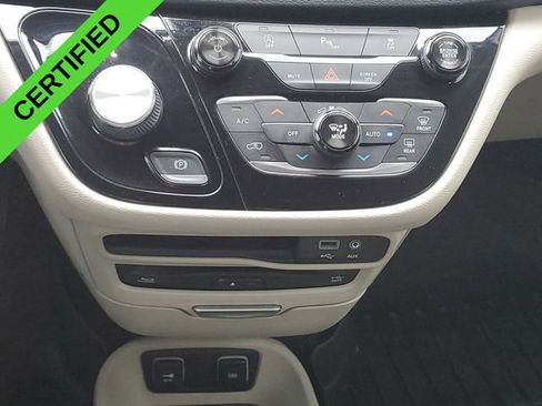 Used 2018 Chrysler Pacifica Touring-L Plus image 33