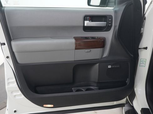Used 2015 Toyota Sequoia Platinum image 28