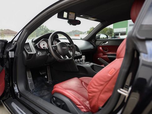 Used 2012 Audi R8 V10 w/ Enhanced Leather Pkg image 12