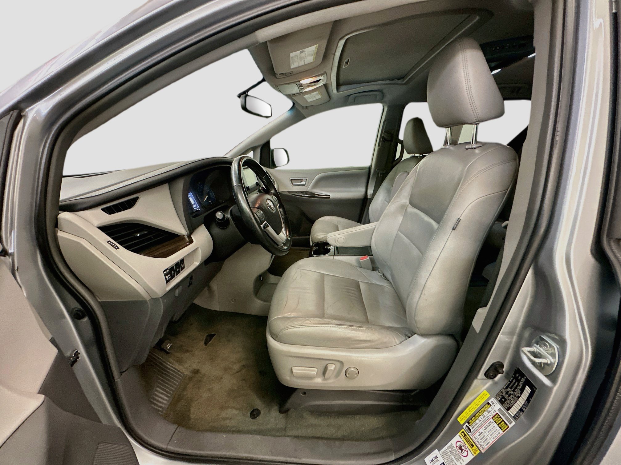 Used 2016 Toyota Sienna XLE w/ XLE Navigation Package FWD image 13