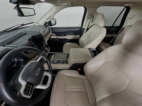 Used 2024 Ford Expedition Limited image 11
