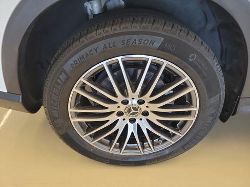 Used 2024 Mercedes-Benz GLC 300 4MATIC image 9