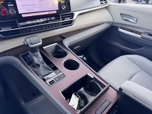 Used 2024 Toyota Sienna XLE image 32