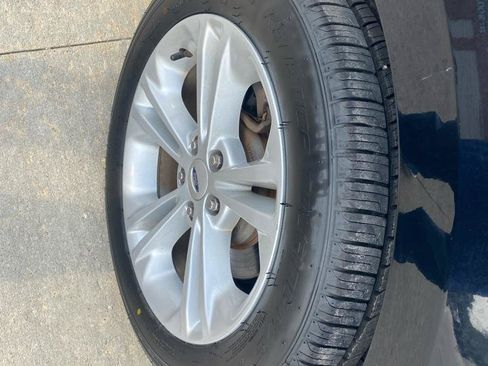 Used 2016 Ford Taurus SEL FWD image 12