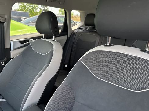 Used 2025 Volkswagen Taos SE image 8