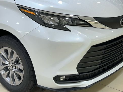 New 2026 Toyota Sienna XLE FWD image 2
