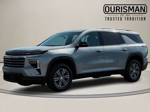 Used 2024 Chevrolet Traverse LT image 2