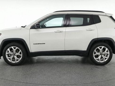 Used 2025 Jeep Compass Latitude AWD/4WD image 5