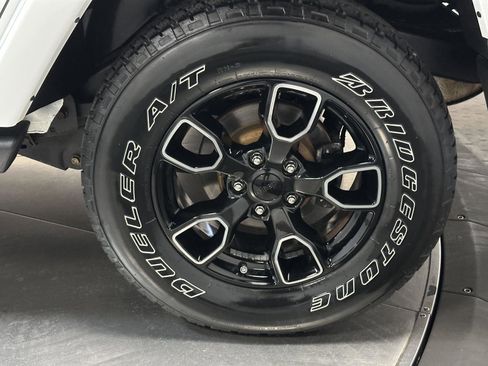 Used 2018 Jeep Wrangler Unlimited Sahara AWD/4WD image 19
