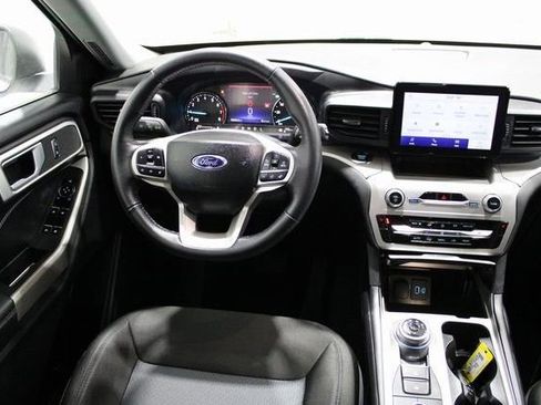 Used 2023 Ford Explorer XLT image 16