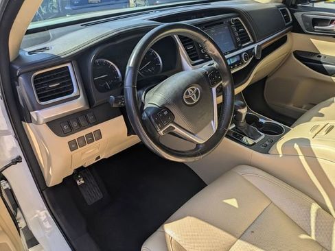 Used 2017 Toyota Highlander Limited image 11