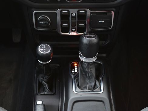 Used 2024 Jeep Wrangler Unlimited Sahara AWD/4WD image 38