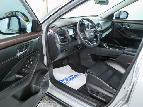 Used 2023 Nissan Rogue SV w/ SV Premium B Package FWD image 3