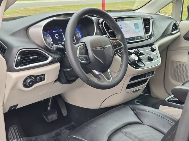 Used 2024 Chrysler Pacifica Touring-L FWD image 29