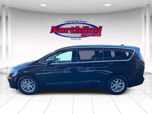 Used 2024 Chrysler Pacifica Touring-L image 6