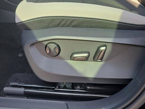 New 2026 Volkswagen Taos SE FWD image 8