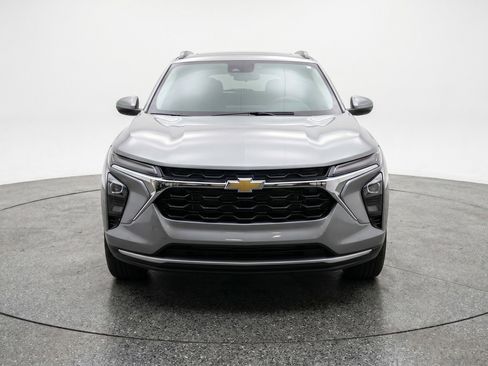 Used 2025 Chevrolet Trax LT FWD image 2