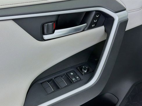 Used 2020 Toyota RAV4 Limited image 18