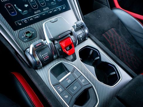 Used 2024 Lamborghini Urus Performante AWD/4WD image 50