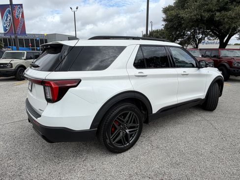 Used 2025 Ford Explorer ST-Line w/ ST-Line Street Pack AWD/4WD image 5