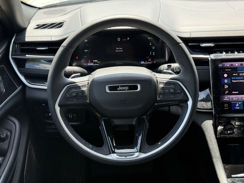 Used 2022 Jeep Grand Cherokee Trailhawk AWD/4WD image 16