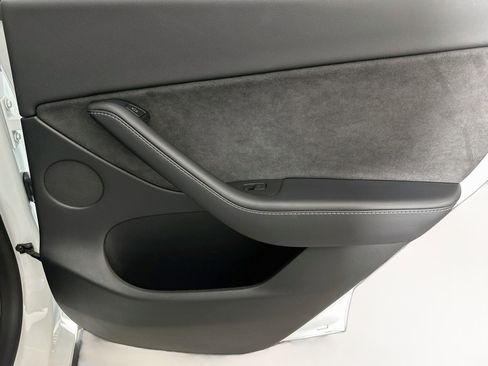 Used 2021 Tesla Model Y Long Range AWD/4WD image 30