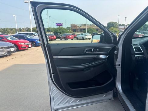 Used 2019 Ford Explorer XLT w/ Equipment Group 202A AWD/4WD image 9