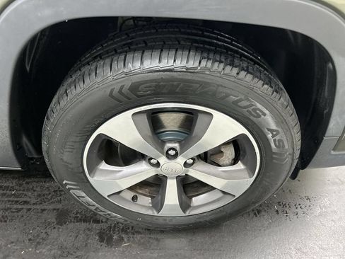 Used 2019 Jeep Cherokee Limited AWD/4WD image 8